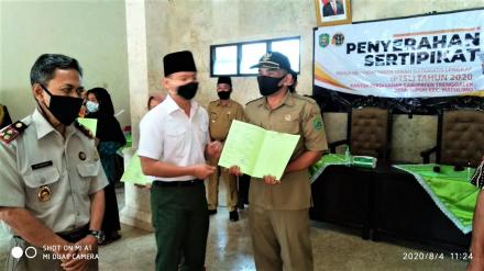 Penyerahan Sertifikat Program PTSL oleh Bupati Trenggalek Muhammad Nur Arifin